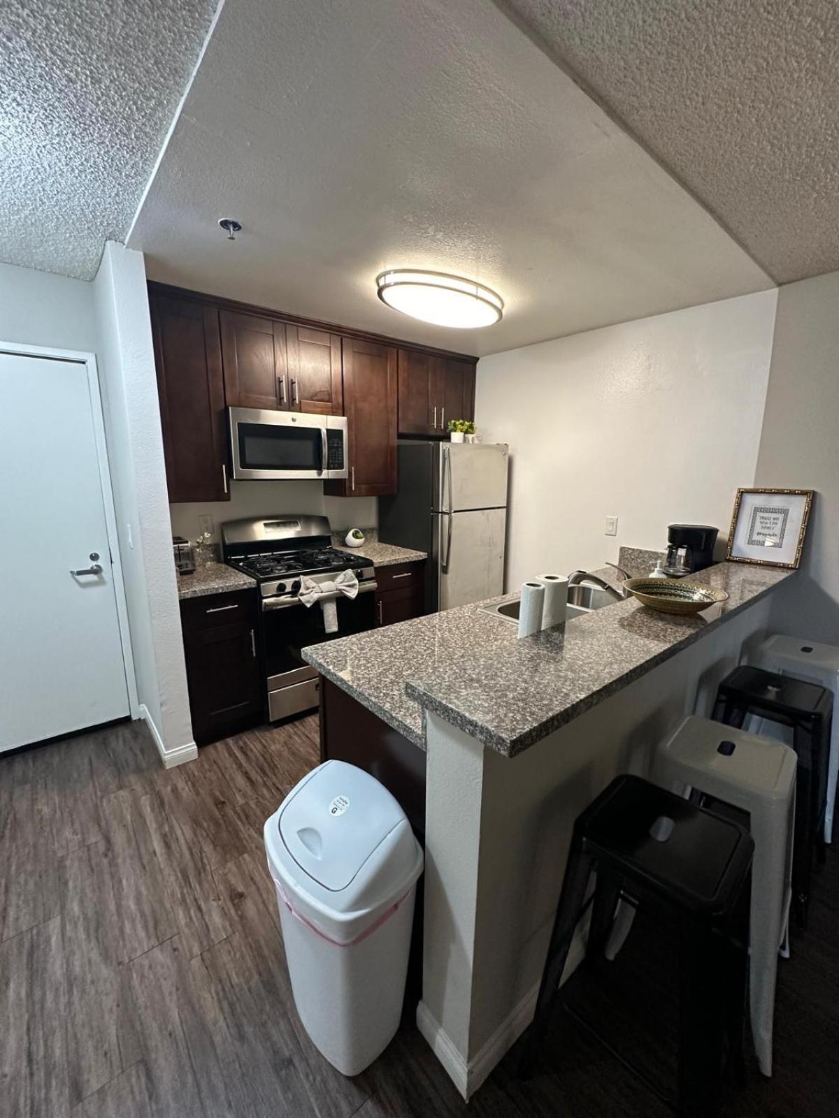 לוס אנג'לס Incredible Two Bedroom Hollywood Apartments Free Parking מראה חיצוני תמונה