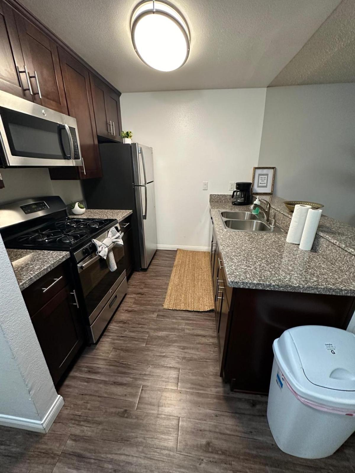 לוס אנג'לס Incredible Two Bedroom Hollywood Apartments Free Parking מראה חיצוני תמונה