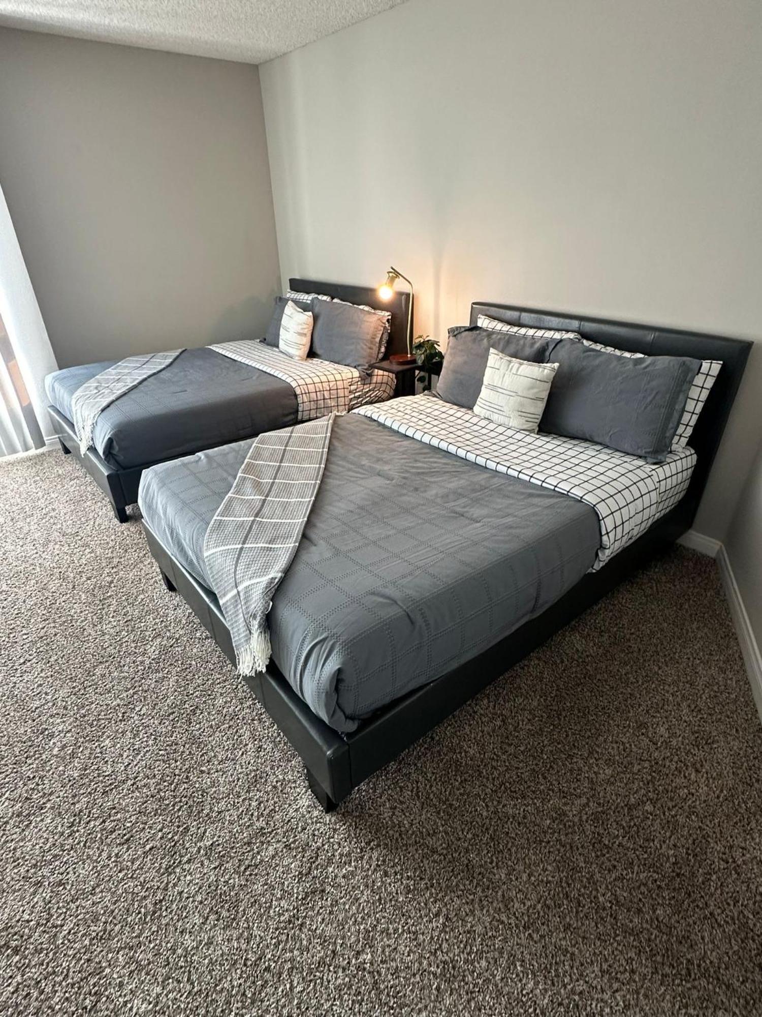 לוס אנג'לס Incredible Two Bedroom Hollywood Apartments Free Parking מראה חיצוני תמונה