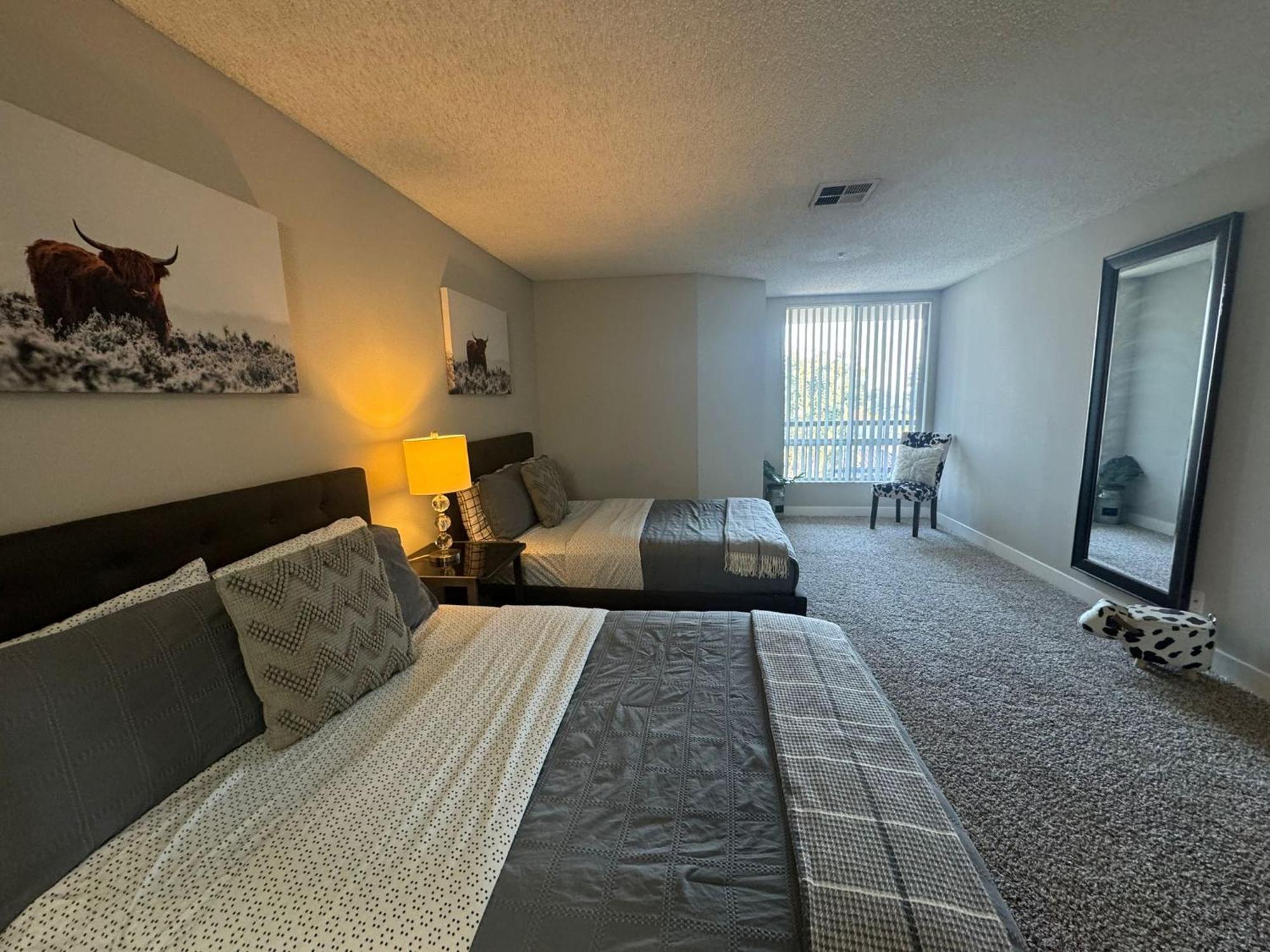 לוס אנג'לס Incredible Two Bedroom Hollywood Apartments Free Parking מראה חיצוני תמונה