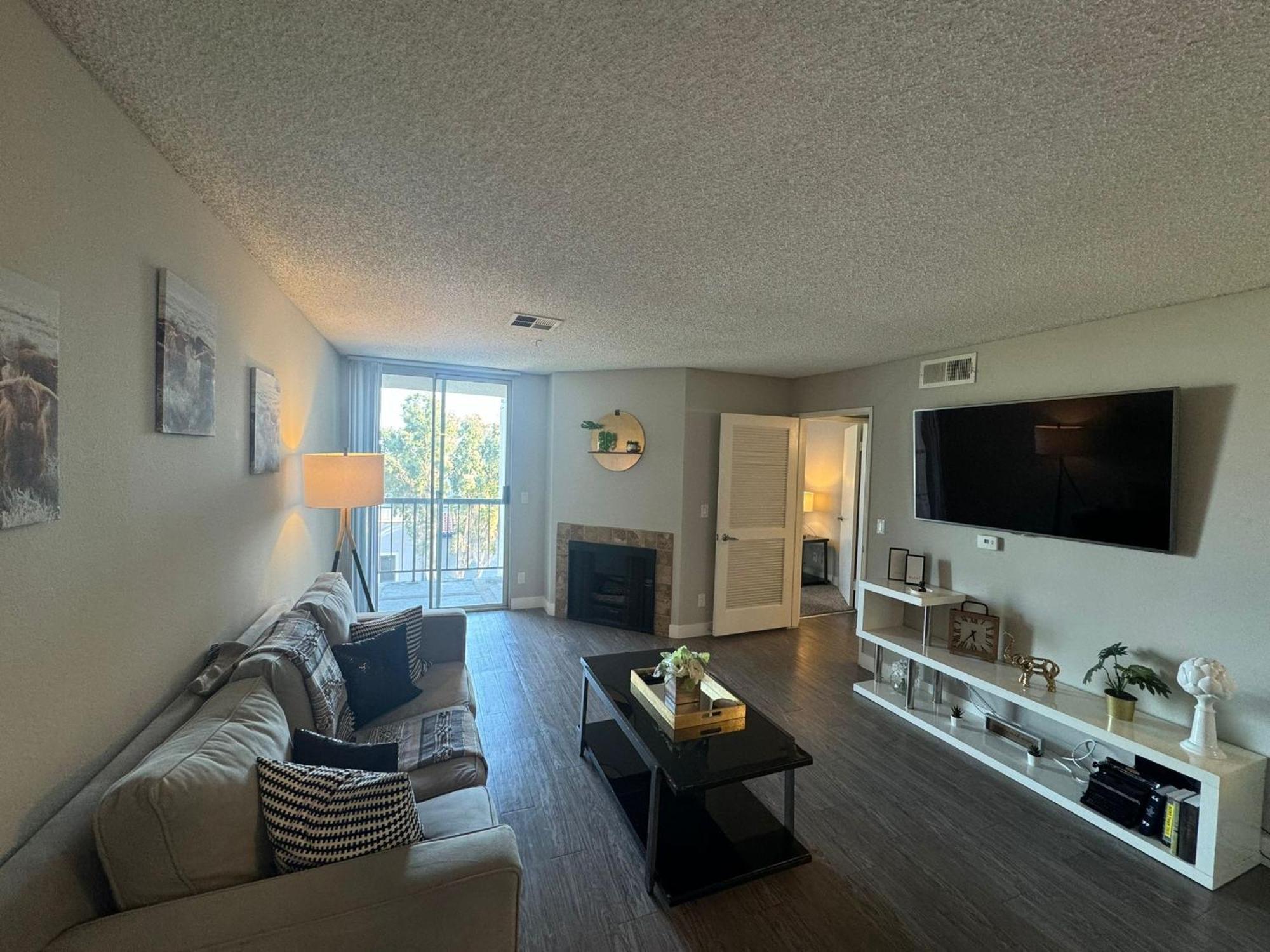 לוס אנג'לס Incredible Two Bedroom Hollywood Apartments Free Parking מראה חיצוני תמונה