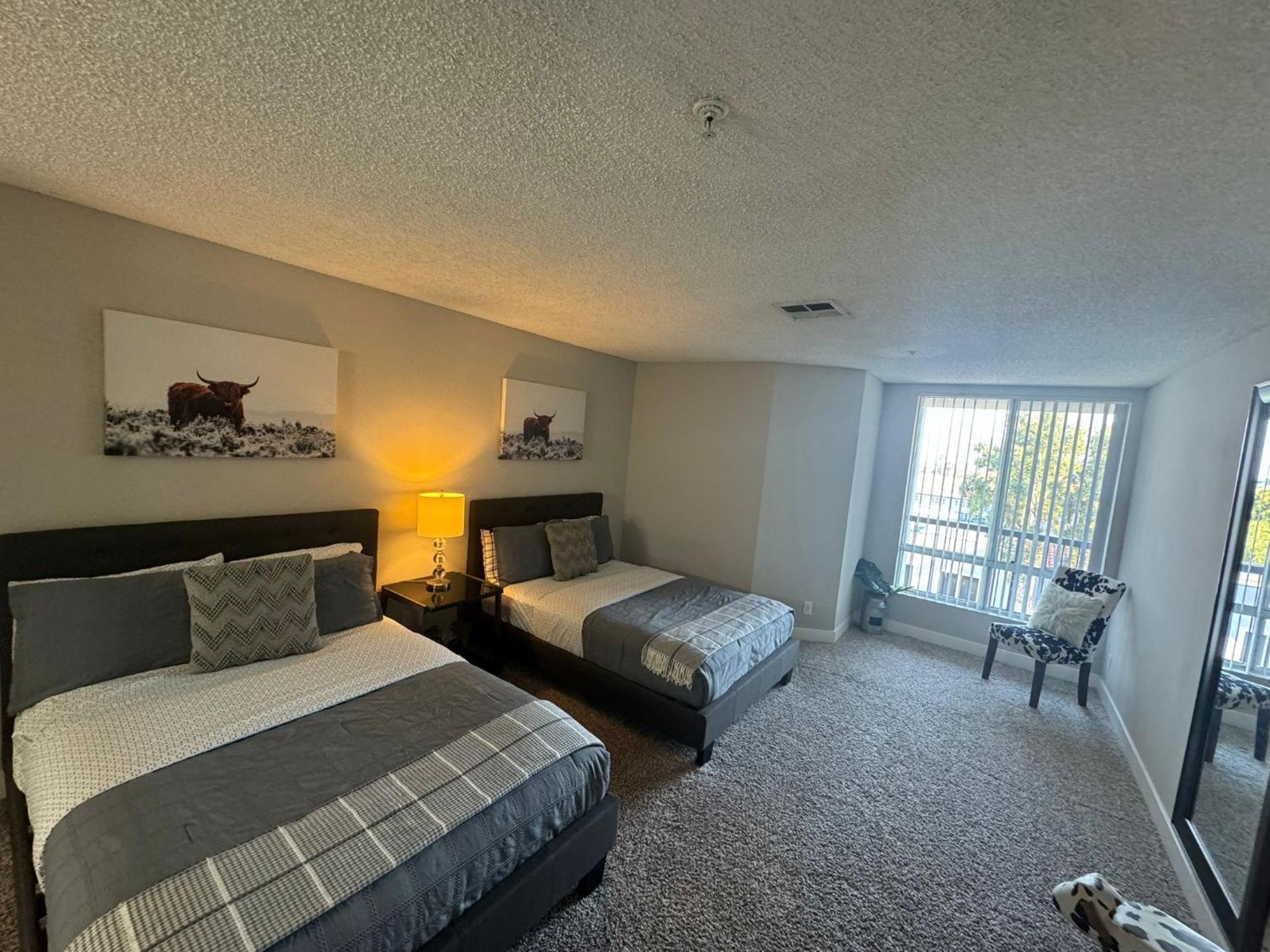 לוס אנג'לס Incredible Two Bedroom Hollywood Apartments Free Parking מראה חיצוני תמונה