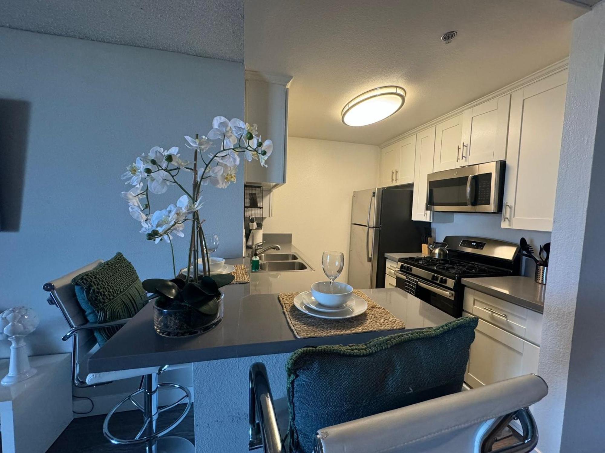 לוס אנג'לס Incredible Two Bedroom Hollywood Apartments Free Parking מראה חיצוני תמונה