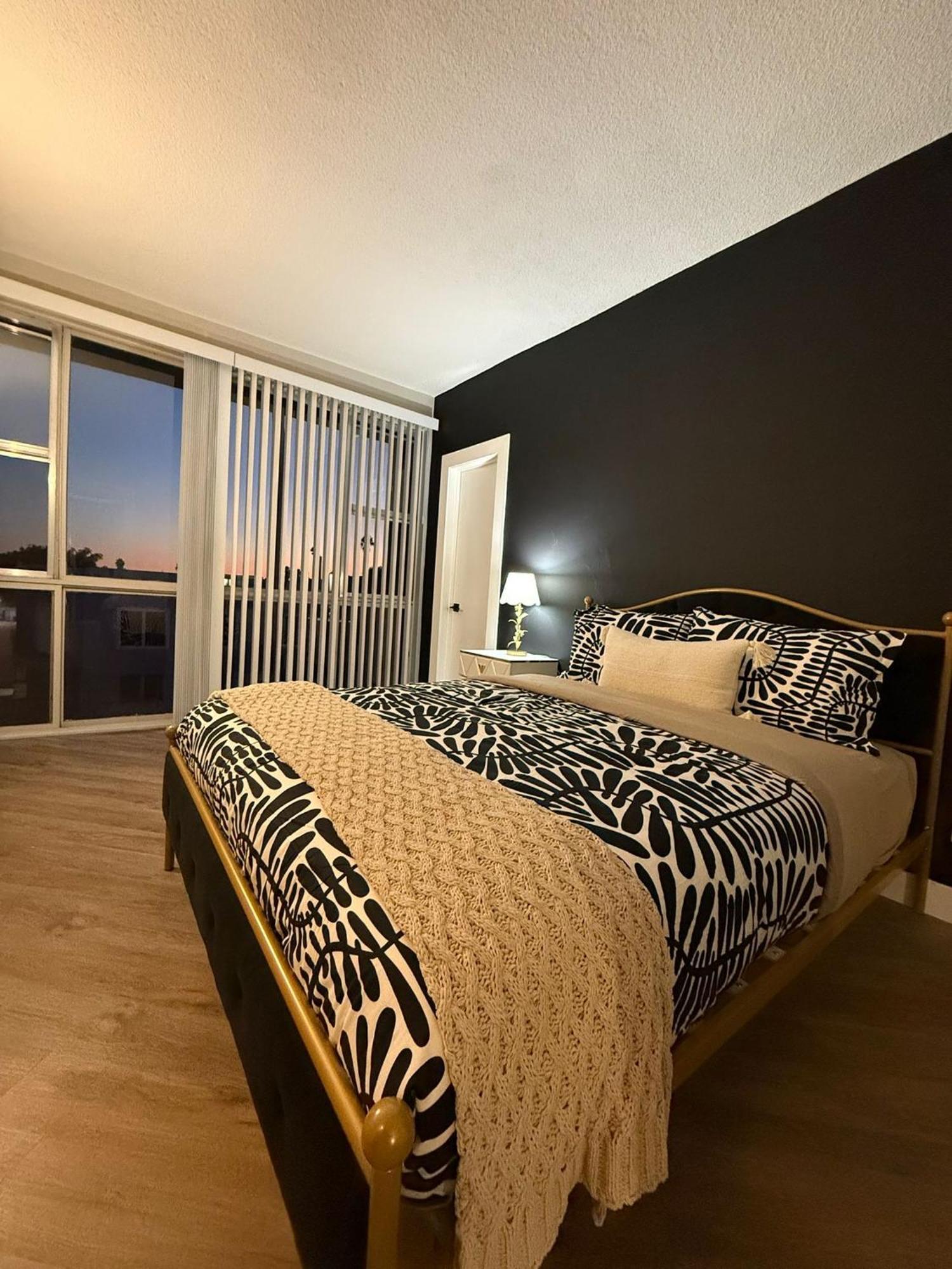 לוס אנג'לס Incredible Two Bedroom Hollywood Apartments Free Parking מראה חיצוני תמונה